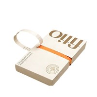 Emballage personnalisé : Boîtes couleur sur mesure en carton blanc haut de gamme, avec finition UV et estampage à chaud or.
