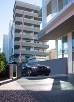 Barrière de portail automatique moderne CAME GARD GT4, protection IP54, vitesse maximale 5 m, garantie 2 ans pour usage intensif, automatisation de la voie d'accès
