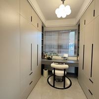 Armoire sur mesure avec tiroirs, comptoir en verre et tiroirs en bois massif de style français avec éclairage LED, meuble îlot