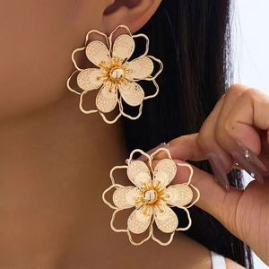 Nouvelles boucles d'oreilles à clous en alliage de zinc tendance et classiques pour femmes, élégantes, pour mariage, fiançailles, accessoires de bijoux - Product Image 4