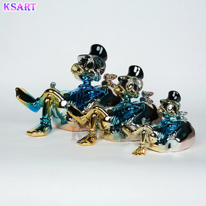 Sculpture de luxe en résine de fibre de verre Électroplaquée Donald Duck, peinte à la main, taille personnalisable disponible, pour meuble TV de salon - Product Image 4