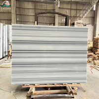 Dalles de marbre blanc veiné poli, dalles de marbre naturel Marmara pour la décoration de murs d'accentuation et de sols dans les halls d'hôtels de luxe