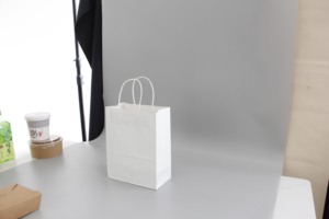 Sacs en papier kraft blanc uni avec poignées torsadées, logo personnalisé - Product Image 4