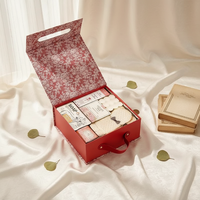 [Auf Lager] Maßgefertigte Geprägte Hochzeitsgeschenkbox für Parfüm und Kerzen, Quadratische Box mit Griff und Magnetverschluss, Hochwertige Wildlederbox