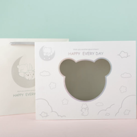 Boîte cadeau rigide personnalisée en papier avec fenêtre en forme d'ours et fermeture à ruban pour vêtements de bébé, jouets et emballages cadeaux pour enfants