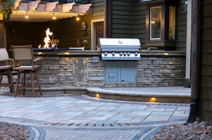 مطبخ حديث من الفولاذ المقاوم للصدأ وحدات شواية وحوض جزيرة بالهواء الطلق للطبخ في الفناء الخارجي - Product Image 3