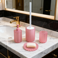 Ensemble d'accessoires de salle de bain en résine givrée côtelée rose, directement de l'usine : distributeur de lotion, porte-brosse WC, gobelet, porte-savon