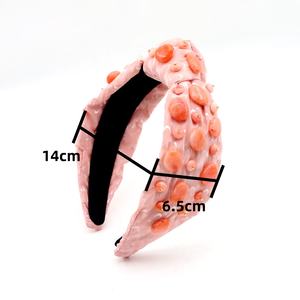 Perles irrégulières roses cousues à la main Bandeau à fourrure perlé de créateur pour femmes - Product Image 2