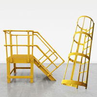 Plateforme de travail en fibre de verre jaune, échelle industrielle avec garde-corps et escalier pour l'entretien en usine