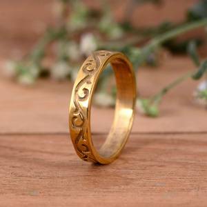 Bague florale de luxe unisexe minimaliste plaquée or 14 carats, faite à la main, texturée, avec motif de feuille gravée et sertissage en argent, style vintage - Product Image 5