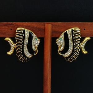 Boucles d'oreilles clous en émail noir style européen et américain, entièrement serties de zirconium, motif poisson tropical rayé, tendance, luxe léger, uniques - Product Image 1