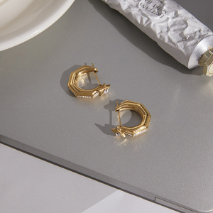 Boucles d'oreilles Star Huggie en acier inoxydable doré avec incrustation de cristaux, design géométrique, pour usage quotidien - Product Image 3