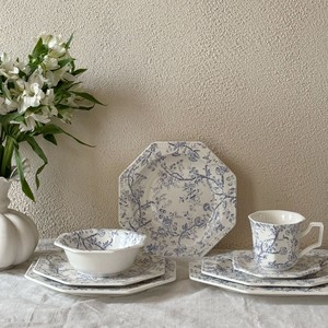 <span class=keywords><strong>Assiette</strong></span> à dessert irrégulière <span class=keywords><strong>en</strong></span> porcelaine bleu et blanc, style rétro vintage, motif floral vigne bleue, compatible micro-ondes - Product Image 4