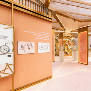 Vetrina in vetro lussuoso con cornice dorata, illuminazione LED, arco personalizzabile e resistente - Product Image 4