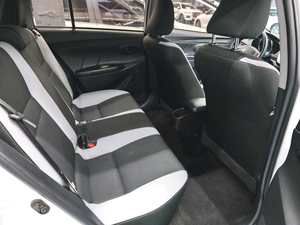 Toyota <span class=keywords><strong>Yaris</strong></span> LE <span class=keywords><strong>Corolla</strong></span> d'occasion 2023 en bon état, essence, boîte automatique, traction avant, pneus R15, sièges en tissu, arrière - Product Image 5