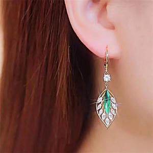 Arneea Boucles d'oreilles pendantes dorées plaquées or 22 carats avec cristal vert, bijoux classiques pour femmes - Product Image 6