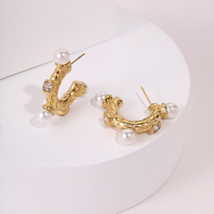 Pendientes de aro de perlas chapados en oro con circonita cúbica texturizada, pendientes de aro C para mujer, regalo de joyería de moda elegante - Product Image 3