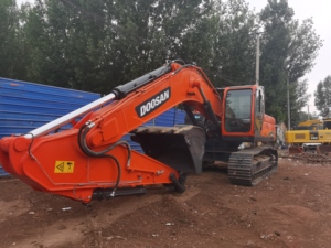 Excavadora de cadenas usada Doosan DX340L de 34 toneladas, excavadora Doosan de segunda mano para proyectos de minería, canteras, movimiento de tierras y construcción. - Product Image 1