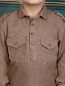 Lindo niño pequeño con una kurta beige tradicional y un shalwar blanco, posando en un elegante cuarto vintage, sonriendo, retrato con atuendo cultural. - Product Image 4