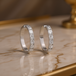 Orecchini a Cerchio E4218 in Oro Bianco con Diamanti Rotondi Incastonati, Gioielli Classici da Donna - Product Image 2