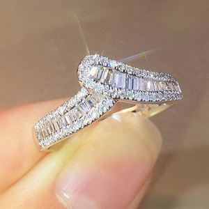 Anello con Design a Fila Irregolare, Stile Creativo per Donne - Product Image 1