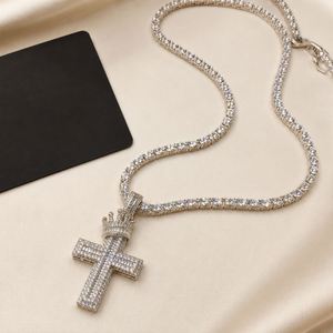Colgante de Lujo de Plata de Ley 925 con Moissanita VVS Color D, Corte Brillante, Engaste de Garra, Origen EE. UU., Joyería Fina de Moda con Cruz - Product Image 1