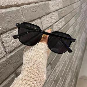 Gafas de Sol Cuadradas con Marco Negro Estilo Coreano, Gafas Retro de Moda, Estilo Moderno, Redondeadas, que Adelgazan el Rostro, Gafas de Sol para Hombre - Product Image 1