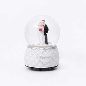 <span class=keywords><strong>Amore</strong></span> coppia snow globe decorazione di nozze e regalo souvenir personalizzato resina vetro snow globe carillon con <span class=keywords><strong>neve</strong></span> che soffia - Product Image 5