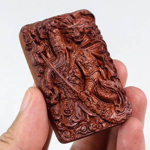 Plaque carrée sculptée Guan Gong fidèle et droitier en bois de santal sanglant 60x40x10mm, pendentif thématique unisexe pour usage quotidien - Product Image 2