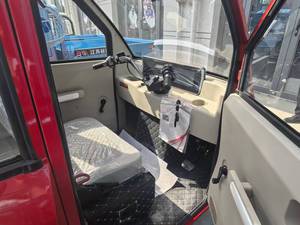 Triciclo de Pasajeros Cerrado de 1500W, 5-7 Plazas, Cabina Cerrada, E-Rickshaw con Compartimento Doble para Baterías, Freno de Disco Hidráulico - Product Image 2