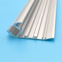 Profilé de plinthe LED encastré avec canal lumineux intégré et diffuseur optique à clipser pour intérieur
