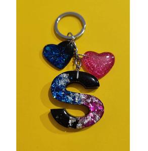 Porte-clés en résine artistique avec des couches de couleurs vibrantes, finition lisse et brillante, accessoire durable pour un usage quotidien et créatif - Product Image 1