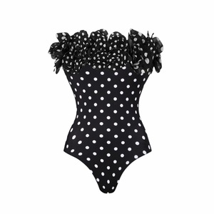 Traje de Baño Entero de Mujer con Estampado de Puntos Blancos y Negros, Hombros Descubiertos, Flores 3D de Tela, Control de Abdomen, Monokini, Traje de Baño de Playa al por Mayor - Product Image 4