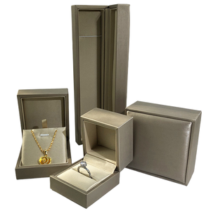 صندوق مجوهرات جديد مخصص من الجلد الصناعي الذهبي للأساور والأقراط والخواتم الفاخرة - Product Image 1