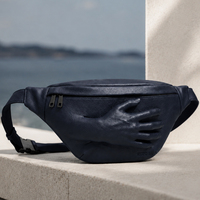 Sac banane ajustable en cuir grainé noir avec design sculptural, pochette de ceinture streetwear pour essentiels de voyage