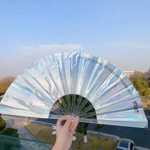 Vente chaude PVC laser <span class=keywords><strong>film</strong></span> ventilateur main couleur argent chinois ancien fête de mariage en plastique ventilateur pliant à la main - Product Image 1