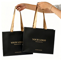 Sacs cadeaux en papier bleu Klein avec laminage mat haut de gamme, logo imprimé personnalisé, poignée en ruban, sac de shopping pour vêtements et cadeaux