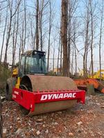 Rouleau compacteur Dynapac CA301D d'occasion en bon état, rouleau vibratoire monocylindre, moteur diesel, 12 tonnes, diesel