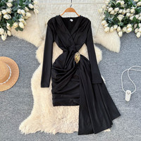 Robe midi décontractée pour femme WIWT, élégante, col en V, manches longues, nouée, froncée, ourlet asymétrique, avec décorations à pompons