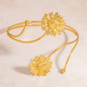 กำไลข้อมือสแตนเลสลายดาว ชุบทอง 18K เครื่องประดับแฟชั่นผู้หญิง ดีไซน์เก๋ไก๋แบบพันรอบ รูปทรงไม่สม่ำเสมอ - Product Image 3