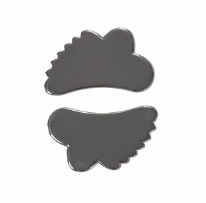 Outil facial Gua Sha en acier inoxydable couleur argent métallique pour raffermir la peau - Product Image 4