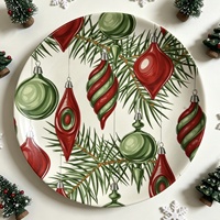 Assiette en céramique à thème de Noël, rouge et verte, ornements suspendus, branche de pin, émaillée, compatible micro-ondes, design frais et mignon, plate