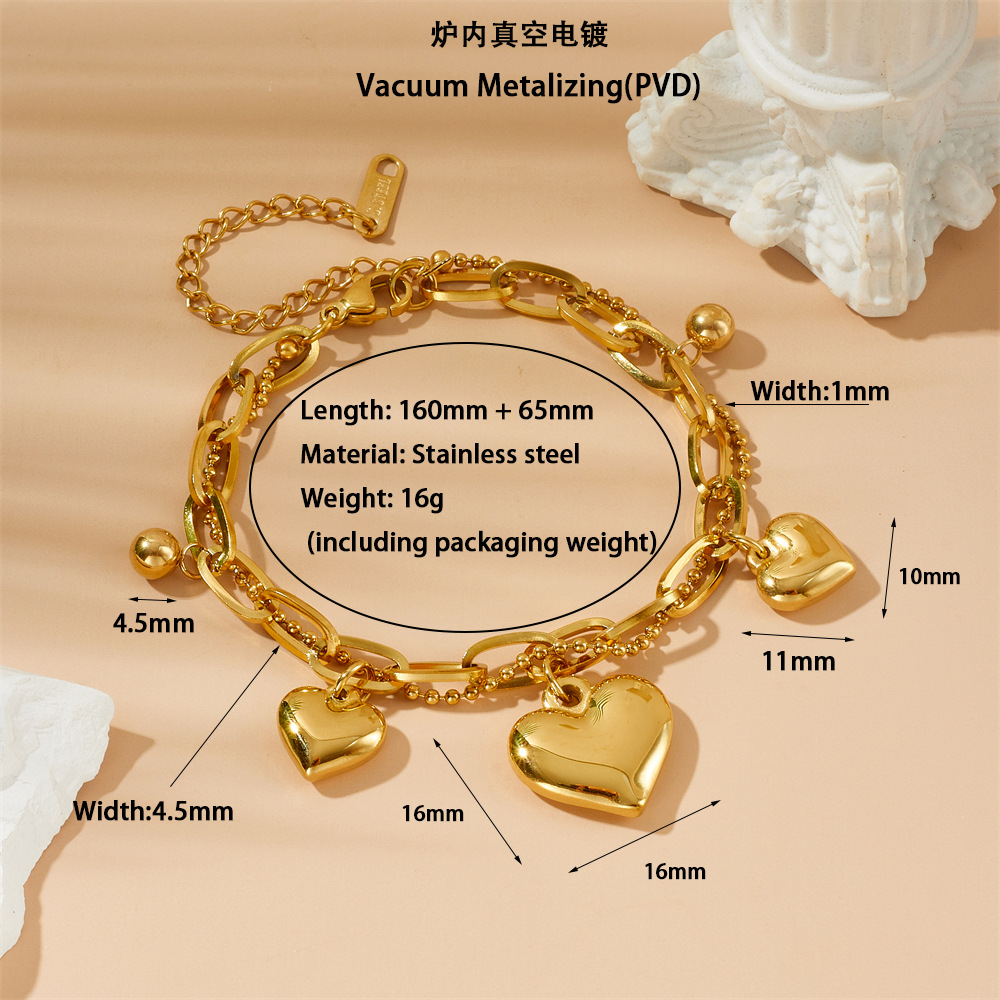 Pulsera de doble capa con tres corazones y dos cuentas.