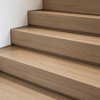 Escalier moderne en U à double volée avec marches en bois massif et éclairage LED dissimulé pour intérieur de villa