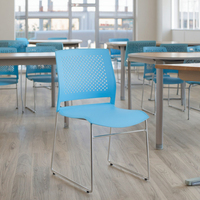 Chaises de salle à manger empilables modernes de haute qualité en plastique coloré pour cuisine café extérieur et école de fournisseur de confiance