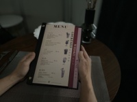 Porte-menu minimaliste en bois style pince, support de menu individuel A4 en bois noir avec rivets pour fixation, couvercle de dossier pour menus