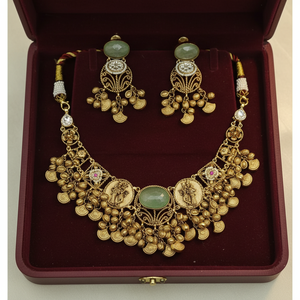 Ensemble collier ras-de-cou lourd en argent traditionnel avec perles centrales en pierre verte et boucles d'oreilles assorties - Product Image 4