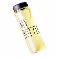 Bouteille d'eau de sport en plastique transparent 500 ml à boire directement avec couvercle, logo personnalisé acceptable