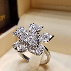 Anello con Design a Fiore di Camelia, Stile Elegante, Anello per Dito Indice da Donna - Product Image 1