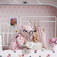 Diorama de chambre miniature, valise vintage, lit en métal, robe florale, ourson en tissu gingham, vase à tulipes, décoration d'intérieur, ornement, cadeau